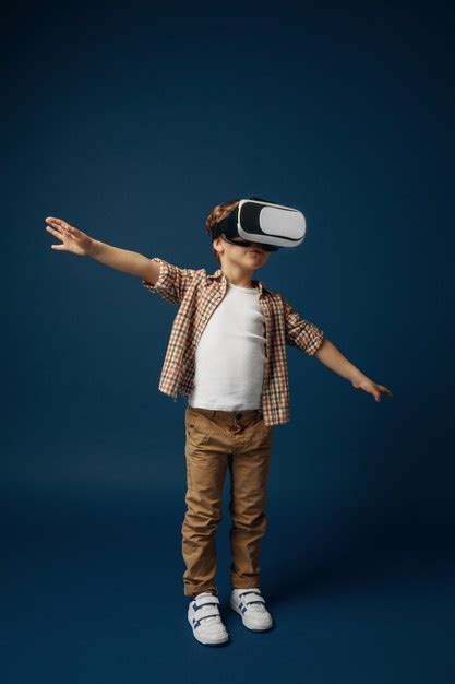 gewichtloos  de lucht kleine jongen  kind  spijkerbroek en shirt met virtual reality