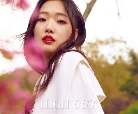 Stunning Kim Go Eun Models Fall Lip Colors In High Cut S