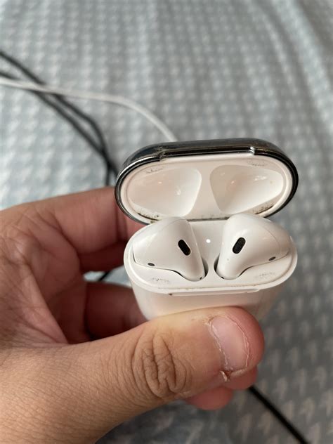 airpods refuse  sync    stuck   white dot  holding  sync button