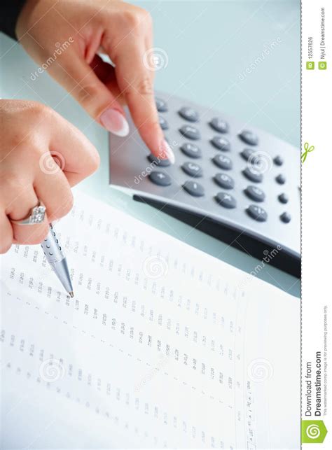 vrouwelijke handen die calculator gebruiken stock foto image  niemand hydraat