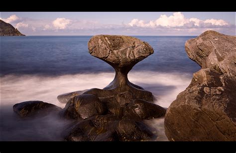 der beruehmte stein auf vagsoy kannestein foto bild europe scandinavia norway bilder auf