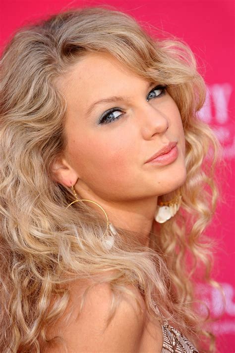 taylor swift natural curls twitter video  popsugar beauty