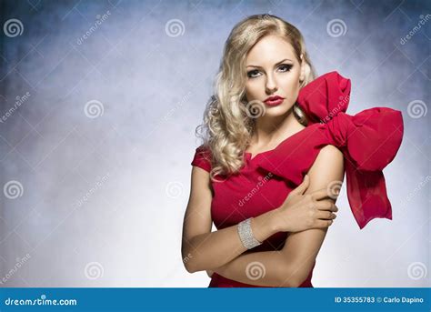 Jeune Fille Blonde En Rouge Avec Le Grand Arc Image Stock Image Du