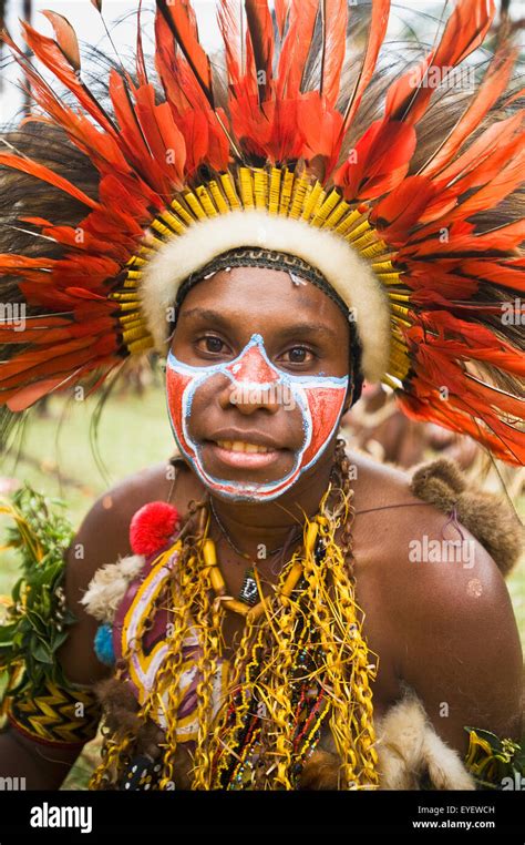 Darsteller Tragen Tracht Auf Der Gokoka Messe Eastern Highlands Papua
