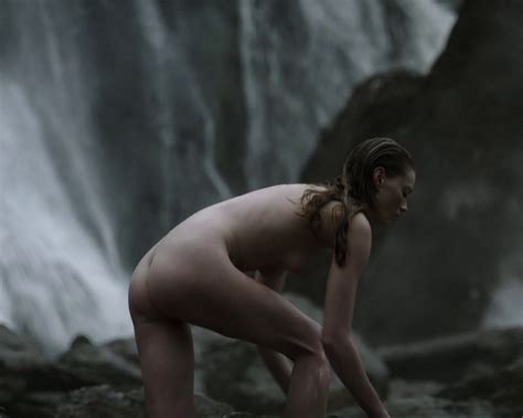 alyssa sutherland showing off her fully naked body while filming vikings s01e09 pichunter