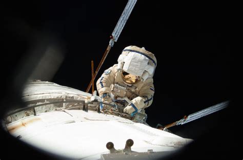 cosmonauts upgrade station high gain antenna on record breaking
