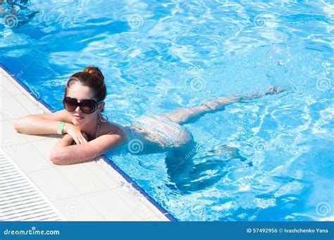 Frau Die Durch Das Pool Im Sommer In Einem Bikini Sich Entspannt
