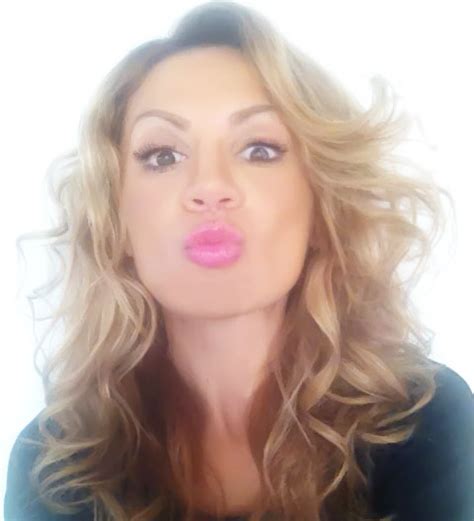 introducing duck face  instagram photo trend    heads shaking dot complicated