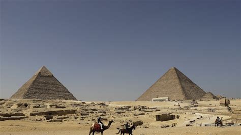 porno pyramid posers egypt investigates nude couple photo from iconic