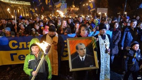 Ukraine S Far Right Svoboda Party Hold Torch Lit Kiev March Bbc News