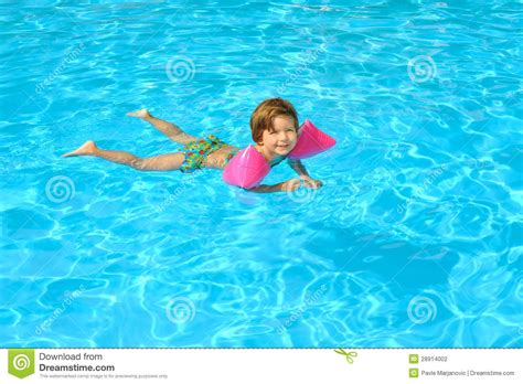 Niña Pequeña Que Aprende Al Swimm En La Piscina Fotografía