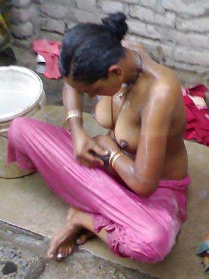 indian desi aunty ne open air bath liya photos ban gae