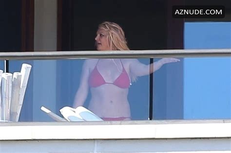 britney spears sexy snaps pics on the balcony while vacation in maui