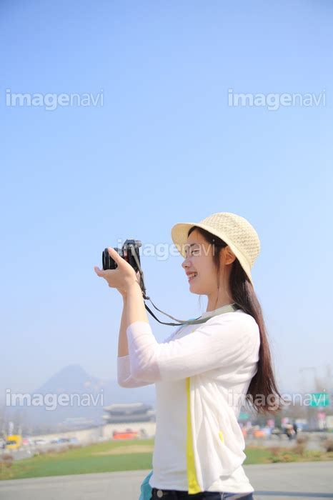 【カメラを持っている女性】の画像素材 31100710 写真素材ならイメージナビ