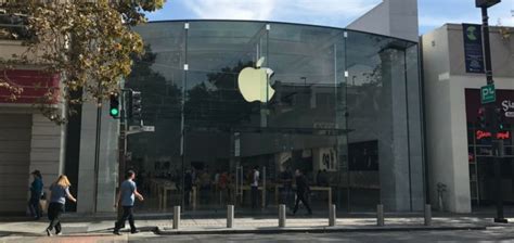 san francisco apple store ransacked  thieves  staff customers stand   post