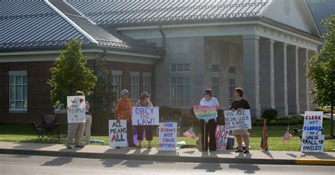 kentucky clerk defies court on marriage licenses for gay couples the new york times