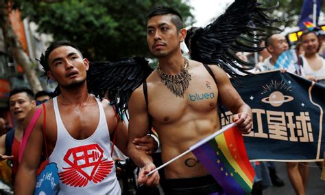 ตะลึง คนแห่ร่วมนับหมื่น พาเหรดเกย์ ที่ไต้หวัน Taiwan Gay Pride
