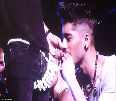 One Direction S Zayn Malik Nibbles At Harry Styles Candy