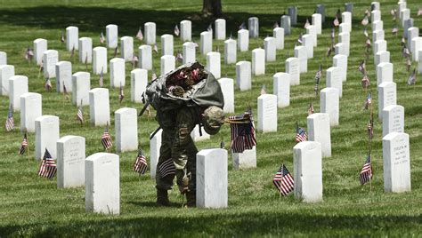 Photos Soldiers Honor The Fallen For Memorial Day