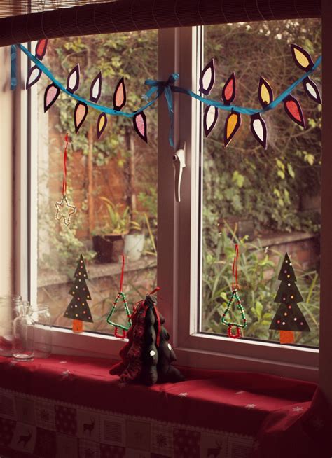 christmas window decoration    girls