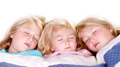 drei schwestern die im bett schlafen stockbild bild von ruhe lüge