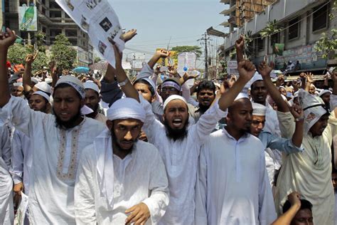 bangladesh hardline muslims rally in support of anti blasphemy laws