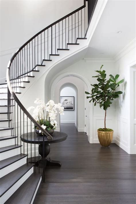 elegantly curved staircase  modern  simple black spindles treppe eingangsbereich