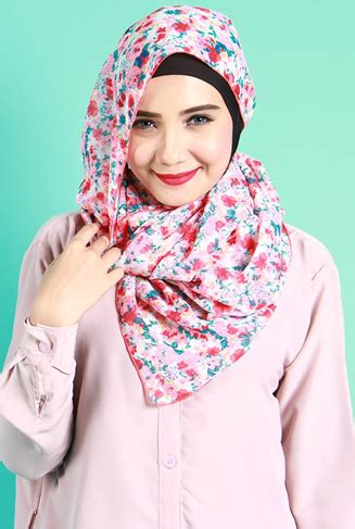 tutorial  memakai hijab pashmina motif  tampil modis  ceria