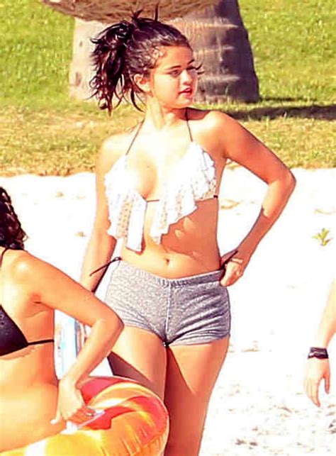 Hd Wallpapers Of Celebrities Selena Gomez In Bikini Top