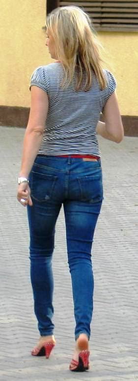 candid blonde in jeans sexy candid girls