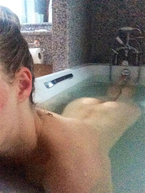 amanda seyfried naked bath selfie leaked celebrity leaks scandals leaked sextapes