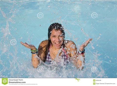 glimlachende tiener in pool stock foto afbeelding