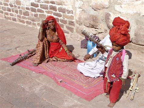 무료 이미지 사람들 여자 빨간 색깔 어린이 함께 가족 애정 신전 인도 전통 중세 부모님 거리 음악가들