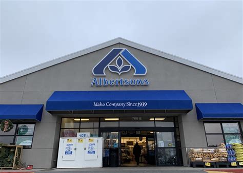 albertsons  tech  store brands fueled increase  sales