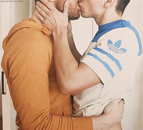 Gay Men Kiss 1 Softcore Gay