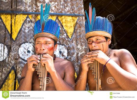 inheemse braziliaanse kerels die houten fluit spelen bij een inheemse
