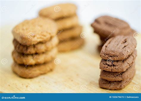 droge koekjes bij de chocolade en de vanille stock afbeelding image  koekjes ontbijt