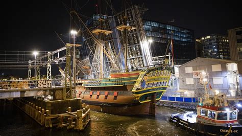 opgeknapte replica van voc schip amsterdam terug bij het scheepvaartmuseum nos