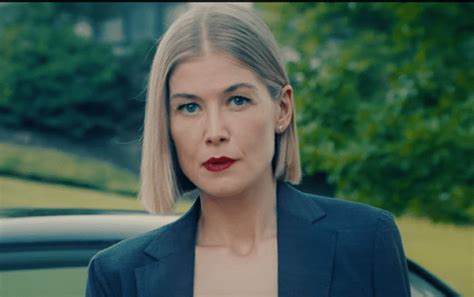 Rosamund Pike Plays A Lesbian Con Woman In New Netflix Film I Care A Lot