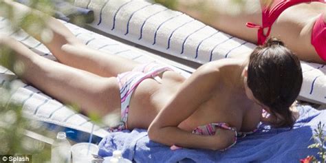 bikini girl selena gomez in bikini and justin bieber enjoy