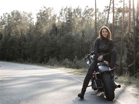 kobieta na motocyklu jak się ubrać magazyn ceneo pl