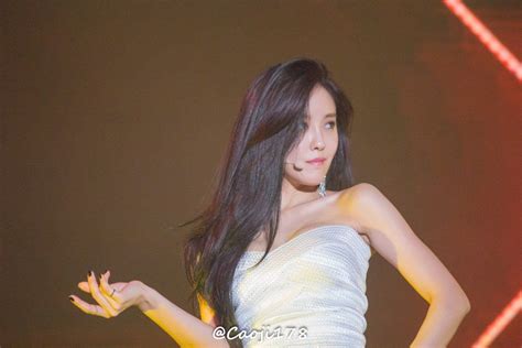 t ara hyomin struggles with malfunctioning dress during final concert koreaboo