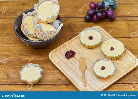 eigengemaakte kopcakes met jam  houten plaat snack  ontbijt stock afbeelding image