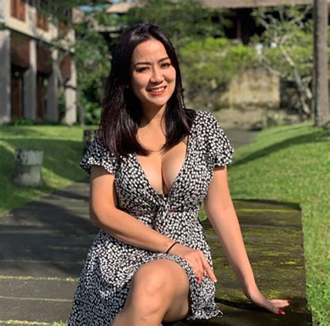 Tante Ernie Unggah Foto Seksinya Komen Netizen Makin Nakal