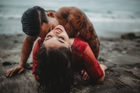 this couple met right before taking these sexy beach photos popsugar love and sex photo 48