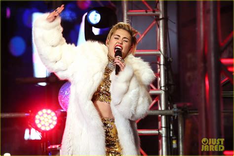 Miley Cyrus New Year S Eve 2014 Performance Watch Now Photo