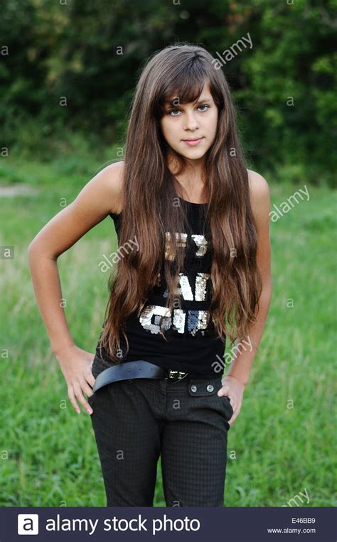 girl teen teenager âge transition 13 14 15 ans brunette cheveux longs nature sombre park open