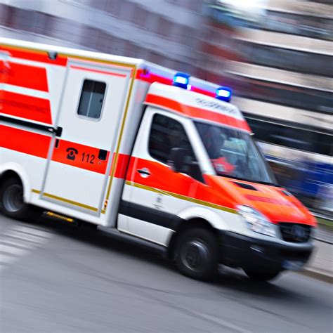 mannheim krankenwagen crash zwingt  jaehrigen zu rettungssprung newszone