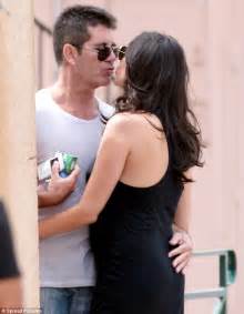 simon cowell kisses pregnant lover lauren silverman as they take stroll