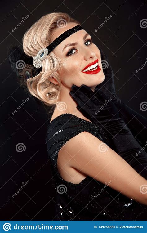 Retro Woman Portrait Blonde Wavy Hairstyle Hollywood Red Lips Makeup
